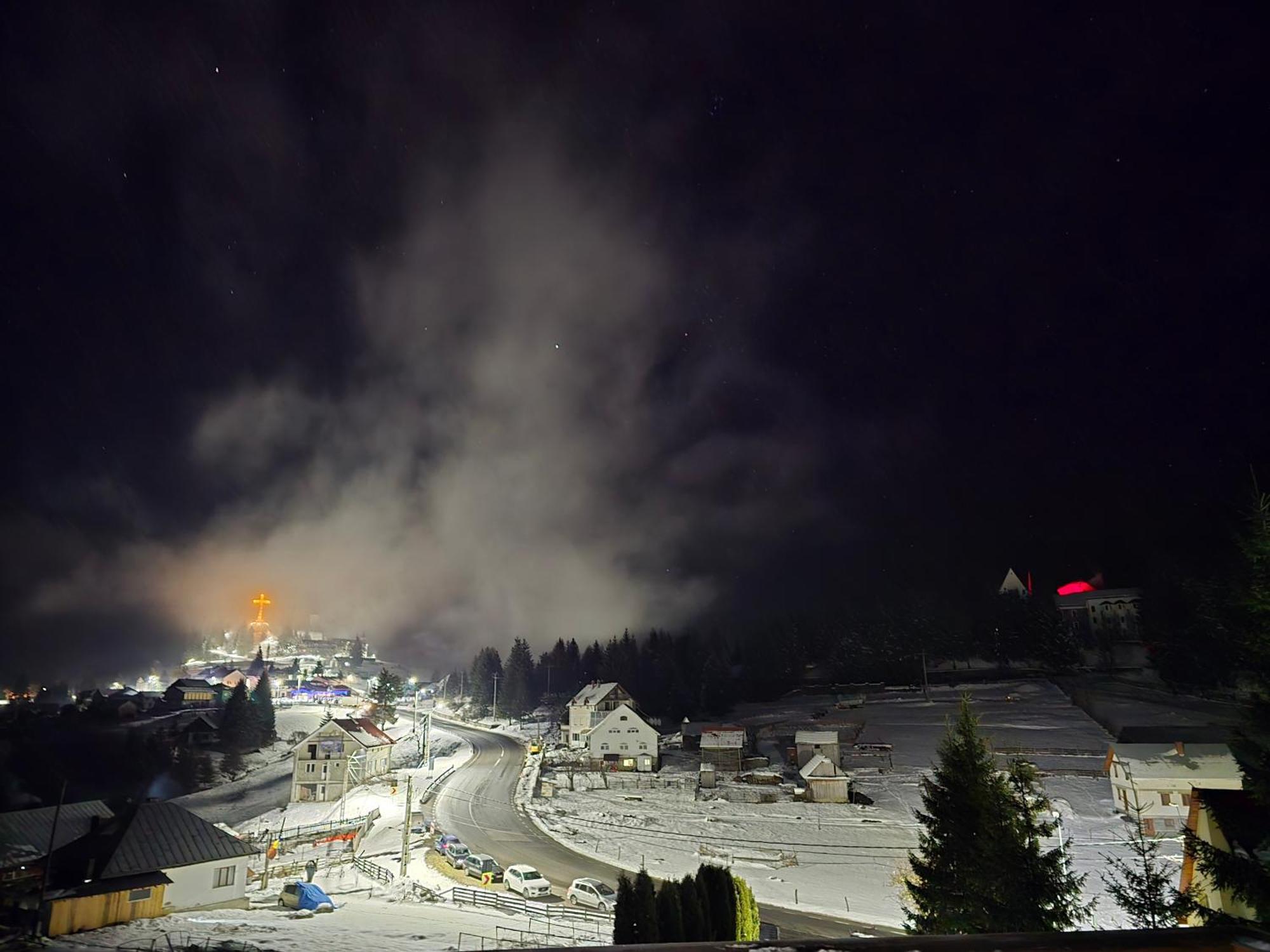 Cabane A-Frame Ceziade Tihuta ピアトラ・フントゥネレ エクステリア 写真